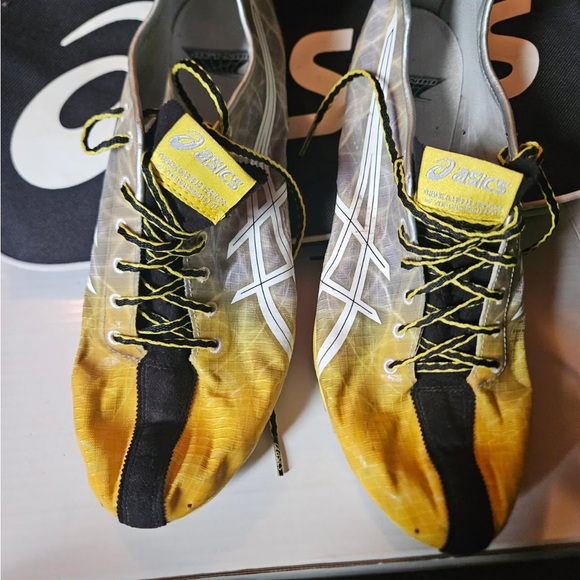 Asics Dynamic Yellow and Black running cleats - Picture 2 of 4